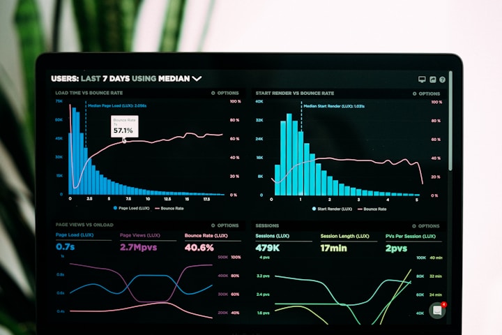Ilustrasi analisis data dan keamanan informasi di layar komputer modern