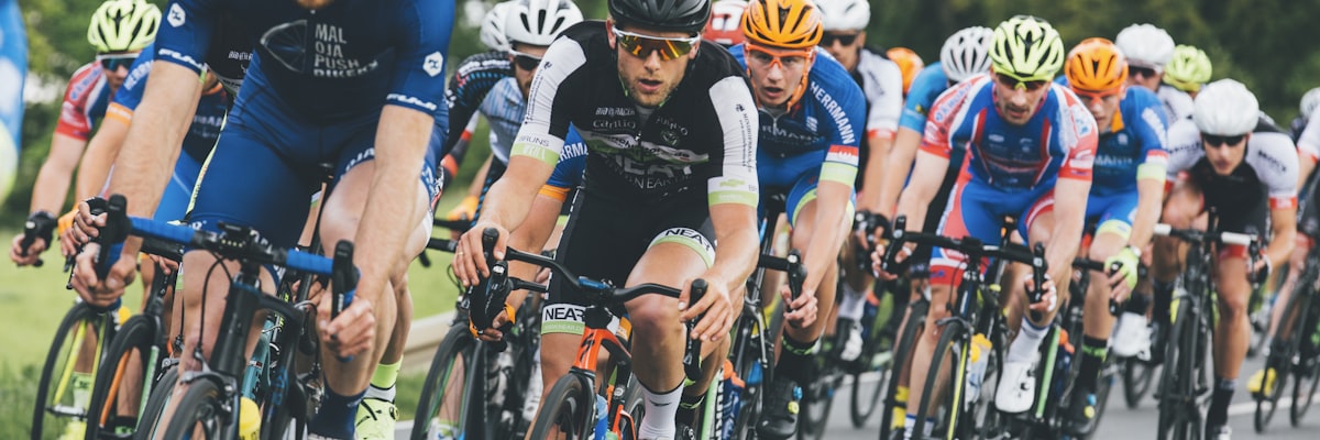 Stadion olahraga dengan lampu sorot yang terang di malam hari