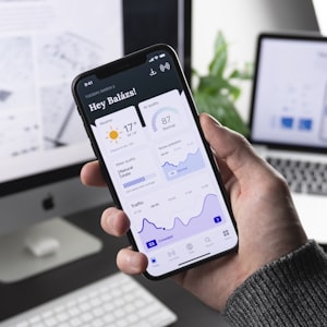 Ilustrasi simbol kunci dan gembok yang melambangkan keamanan digital