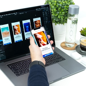 桌面办公场景，包含笔记本电脑、笔记本和一杯咖啡